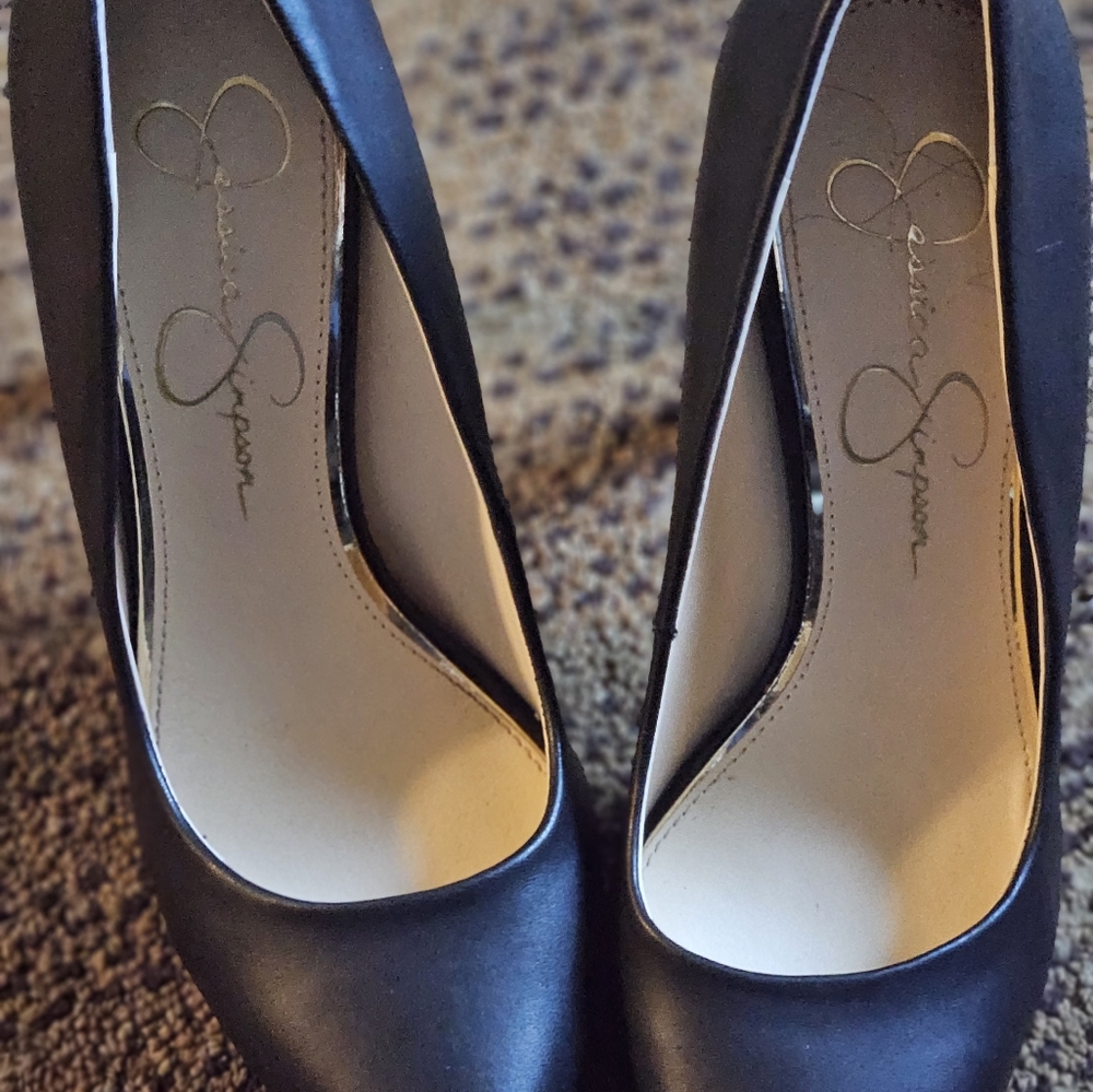 Jessica Simpson  black pumps